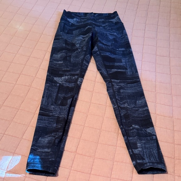 Lululemon Blue Patterned Wunder Under Leggings Size 6 28” EUC - Picture 4 of 9